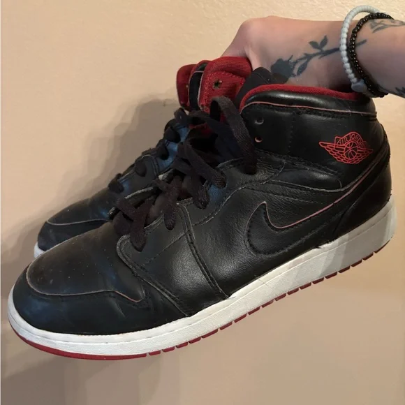 Air Jordan 1 Retro Mid GS 'Black
Gym Red' - Picture 6 of 7